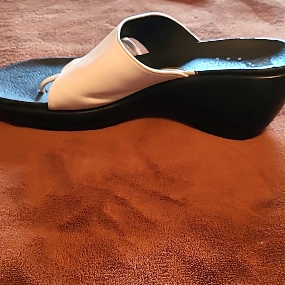 Covington white & black  sandals 8M - Picture 3 of 11